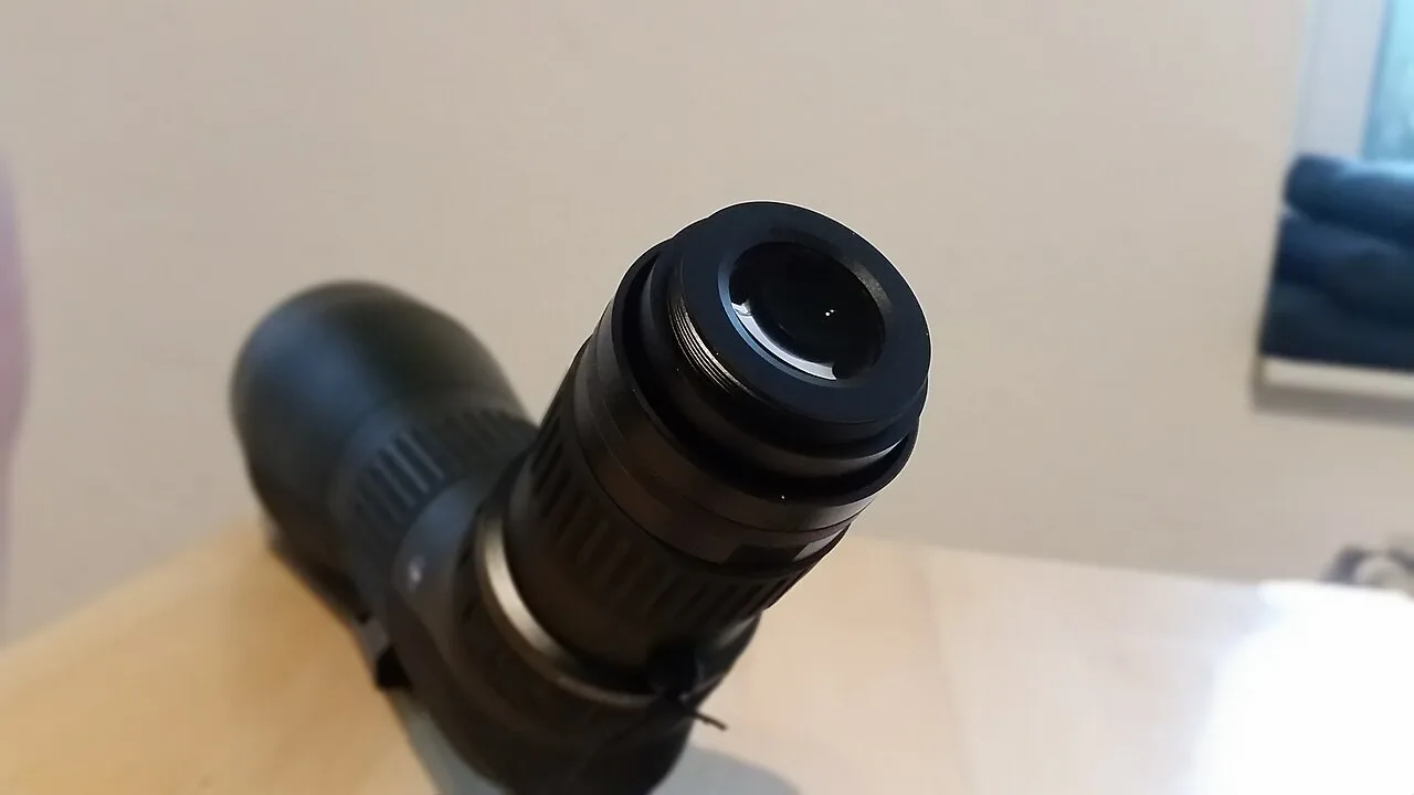 Gros plan sur le filetage T2 situé sur l'oculaire d'une longue-vue, destiné au raccordement d'un adaptateur de digiscopie.